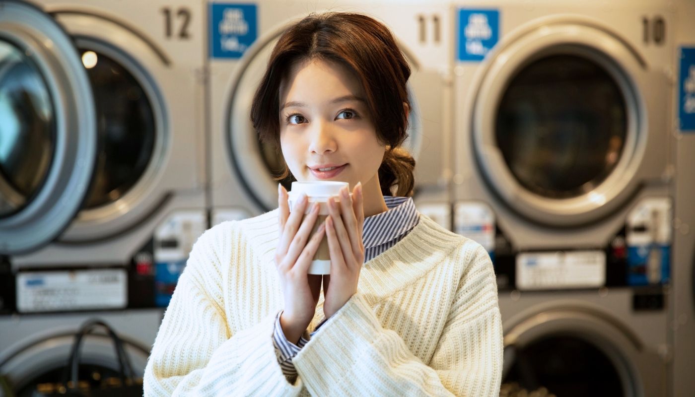 A woman considering laundromat franchise ownership.