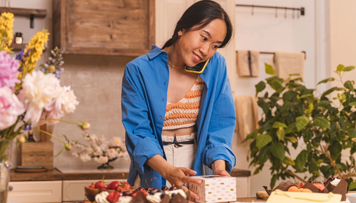 Gen Z in a bakeshop, showing how a franchise can be a side hustle for students
