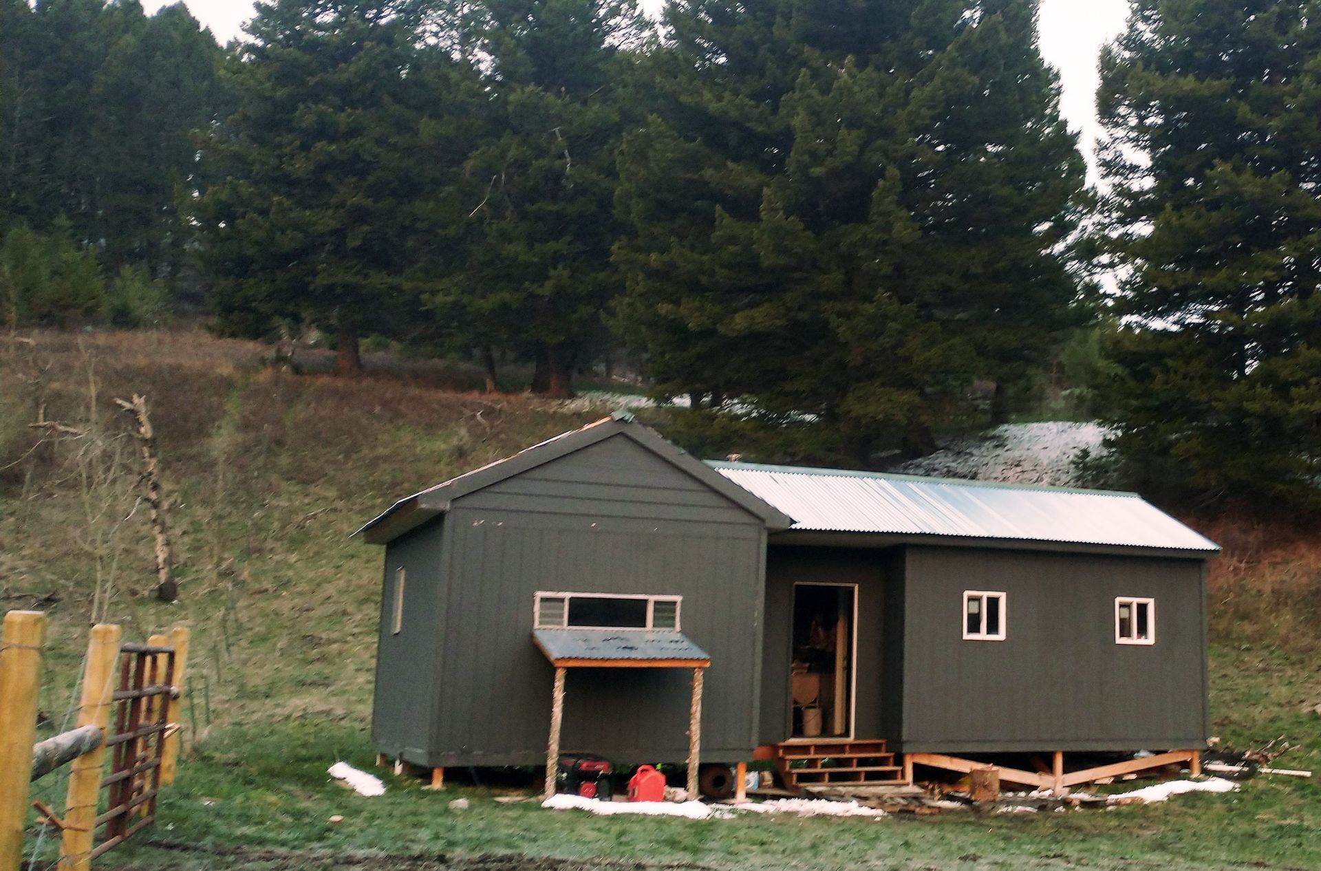 A lodge in the mountains with trees in the background