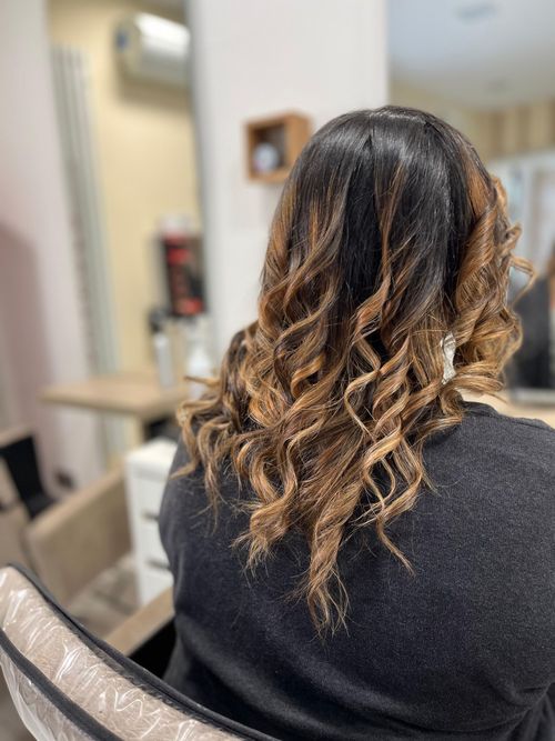 capelli sfumati castani mossi