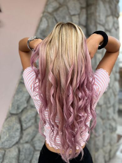 Una donna con lunghi capelli biondi e rosa