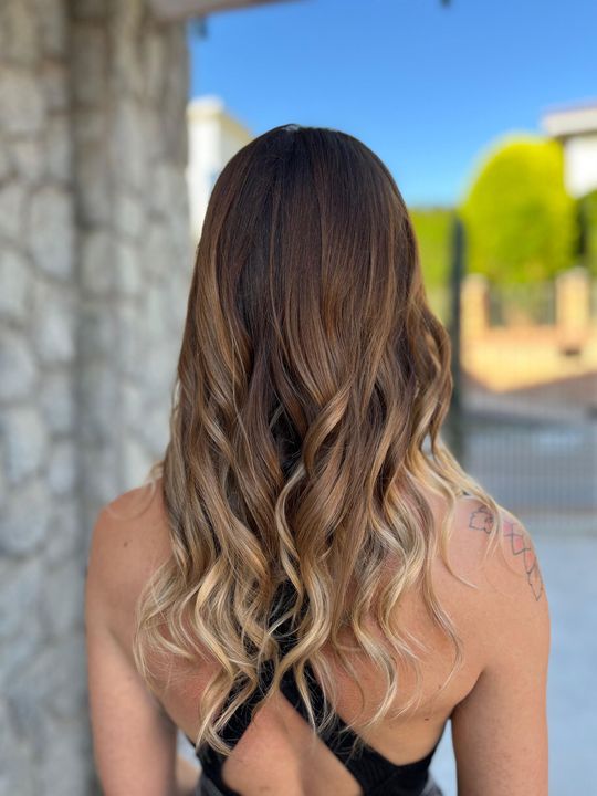 una donna con i capelli lunghi e mossi