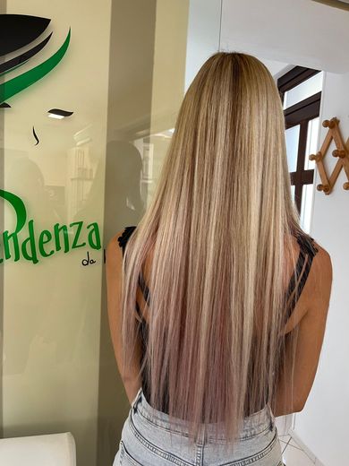 capelli lisci biondi