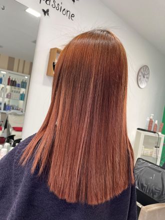 Una donna con capelli ramati