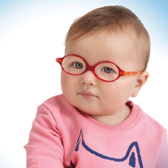 Bébé portant des lunettes rouges et un t-shirt rose, regardant le spectateur.