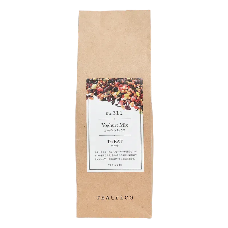 一袋棕色紙袋裝著優格混合茶,上面貼有產品詳情標籤和色彩鮮豔的茶葉成分圖片。