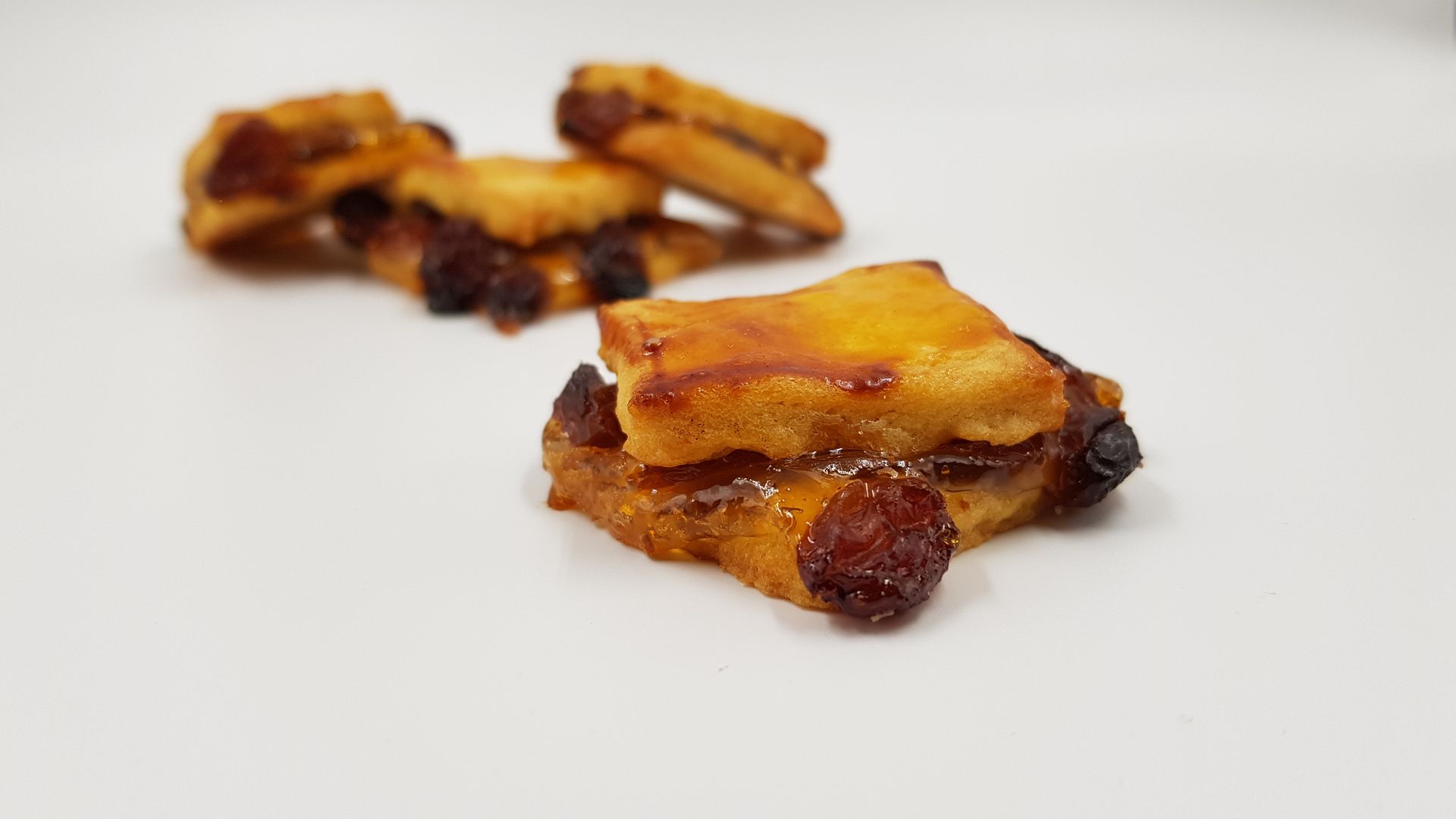 Primo piano di un pezzo di cibo su una superficie bianca.