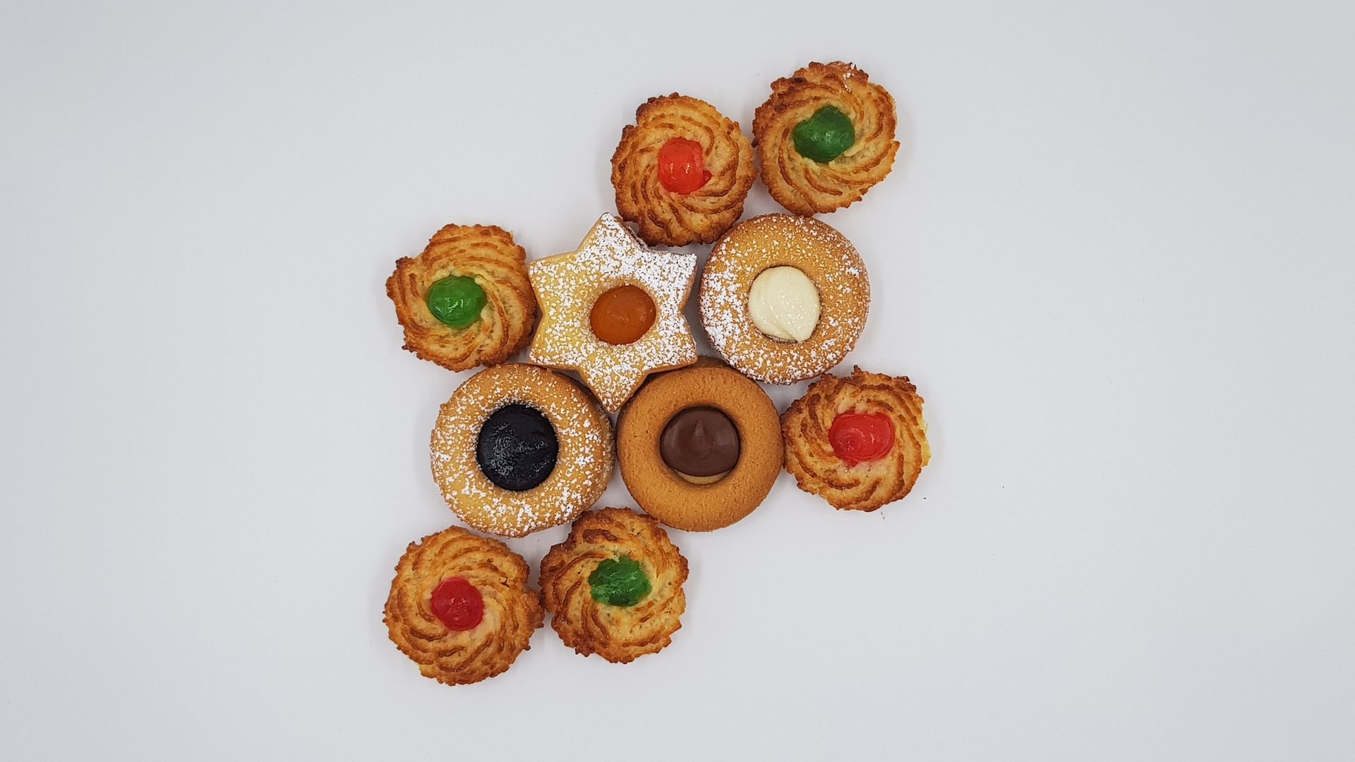 Un mucchio di biscotti sono disposti uno sopra l'altro su una superficie bianca.