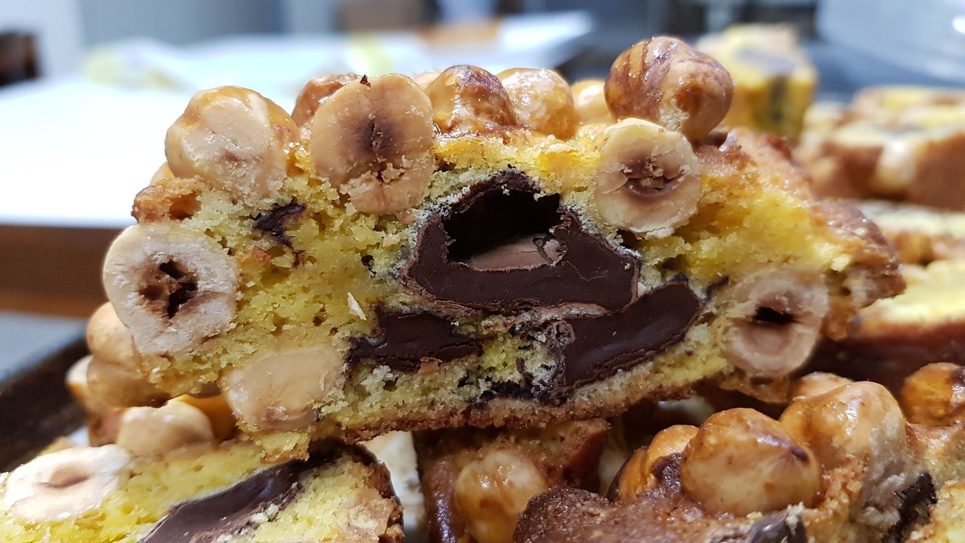 Un primo piano di una fetta di torta con noci sopra.