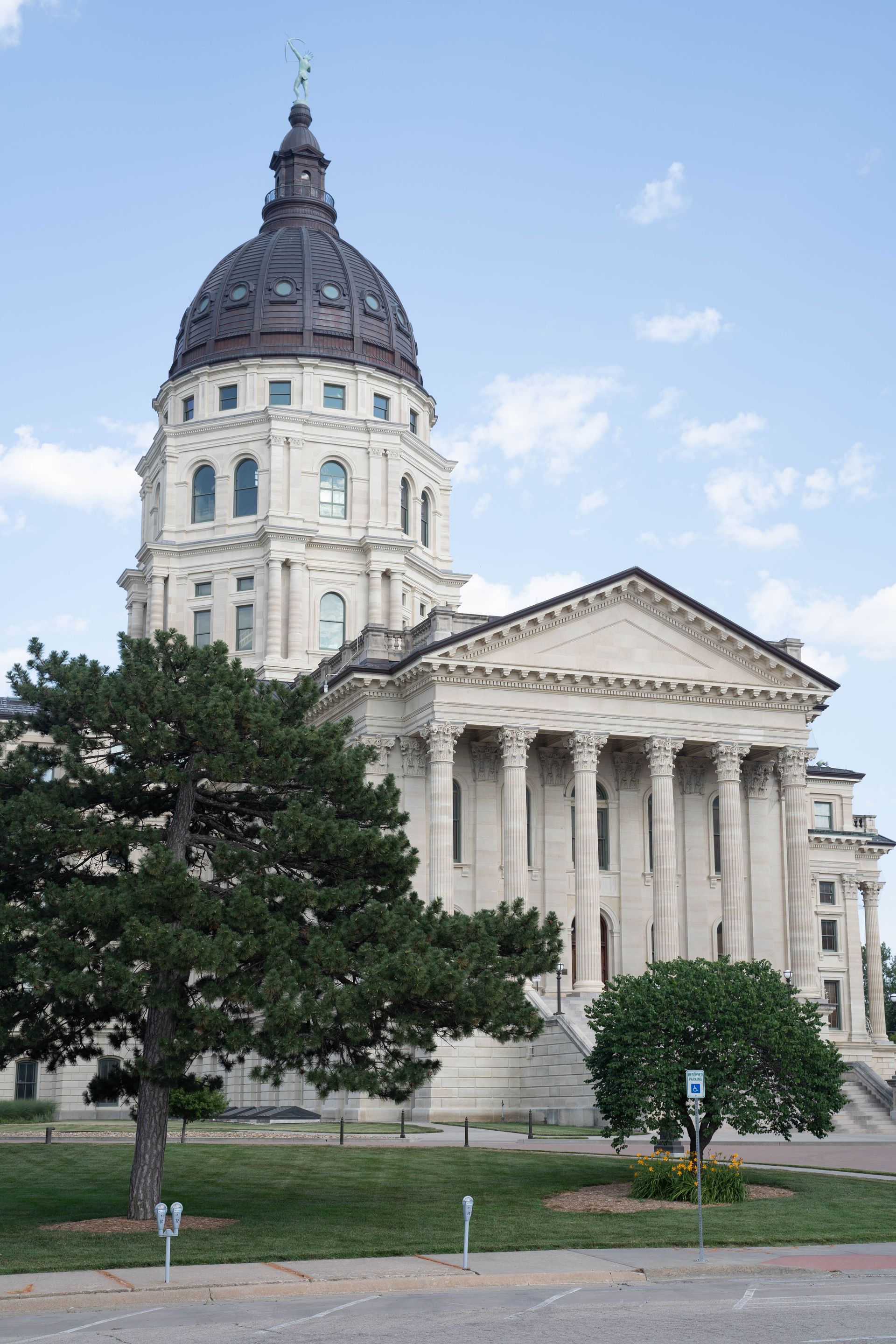 picture of the Kansas capital building in Topeka