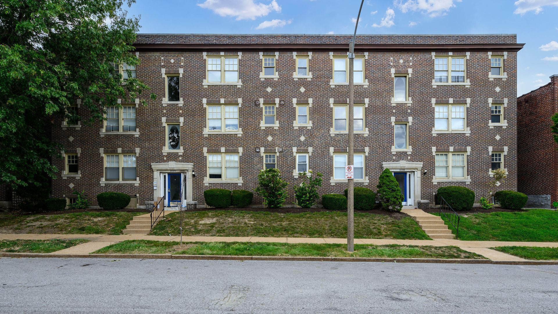 A large brick apartment building with a lot of windows
