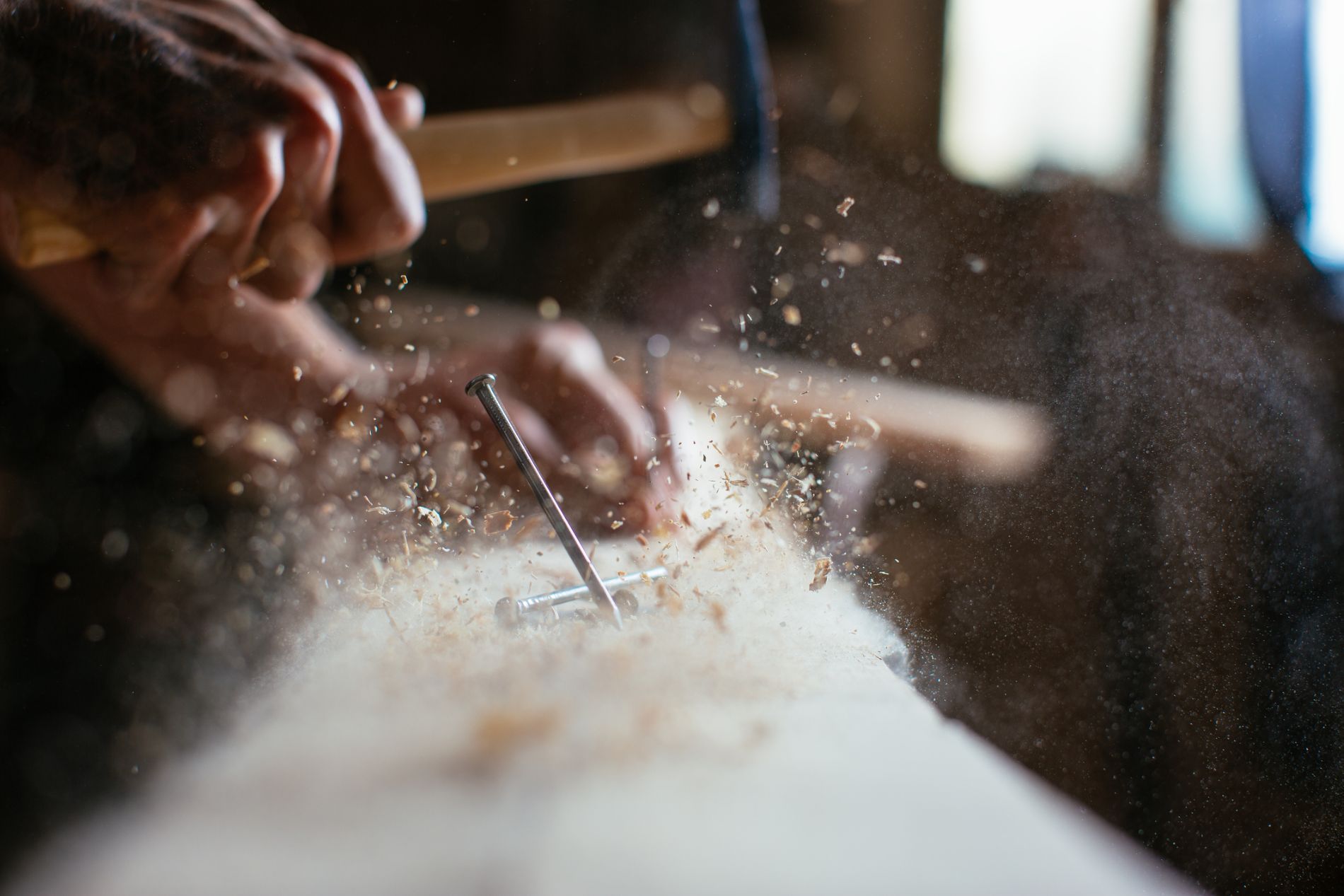 falegname durante delle lavorazioni
