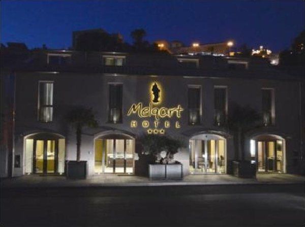 esterni struttura alberghiera arredata con mobili su misura