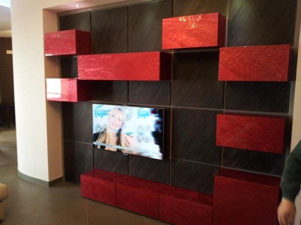 soggiorno moderno con mobili in legno