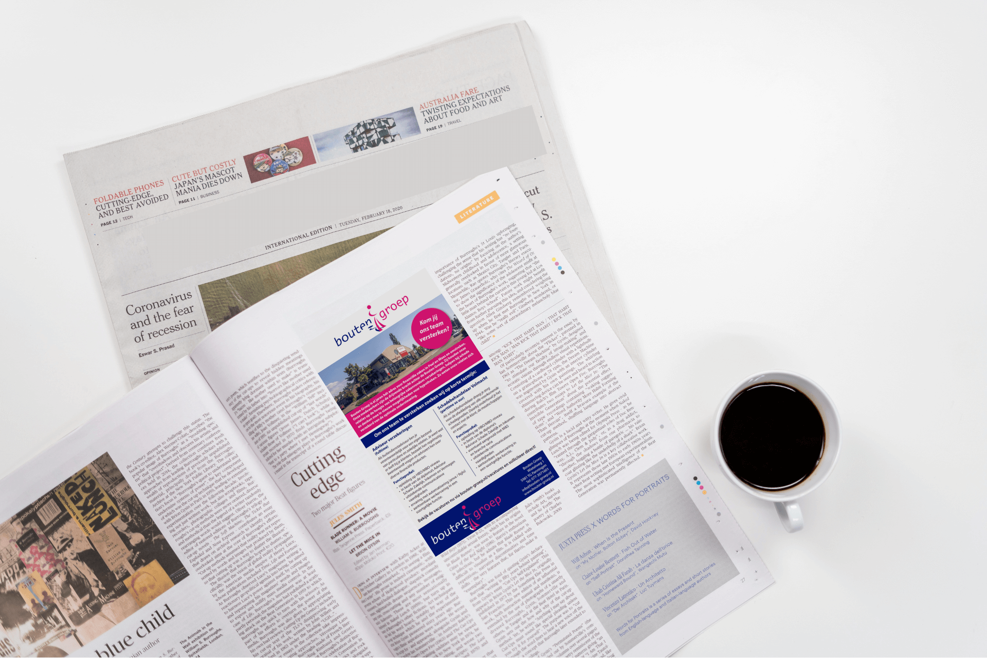 Op tafel ligt een krant en een kopje koffie.