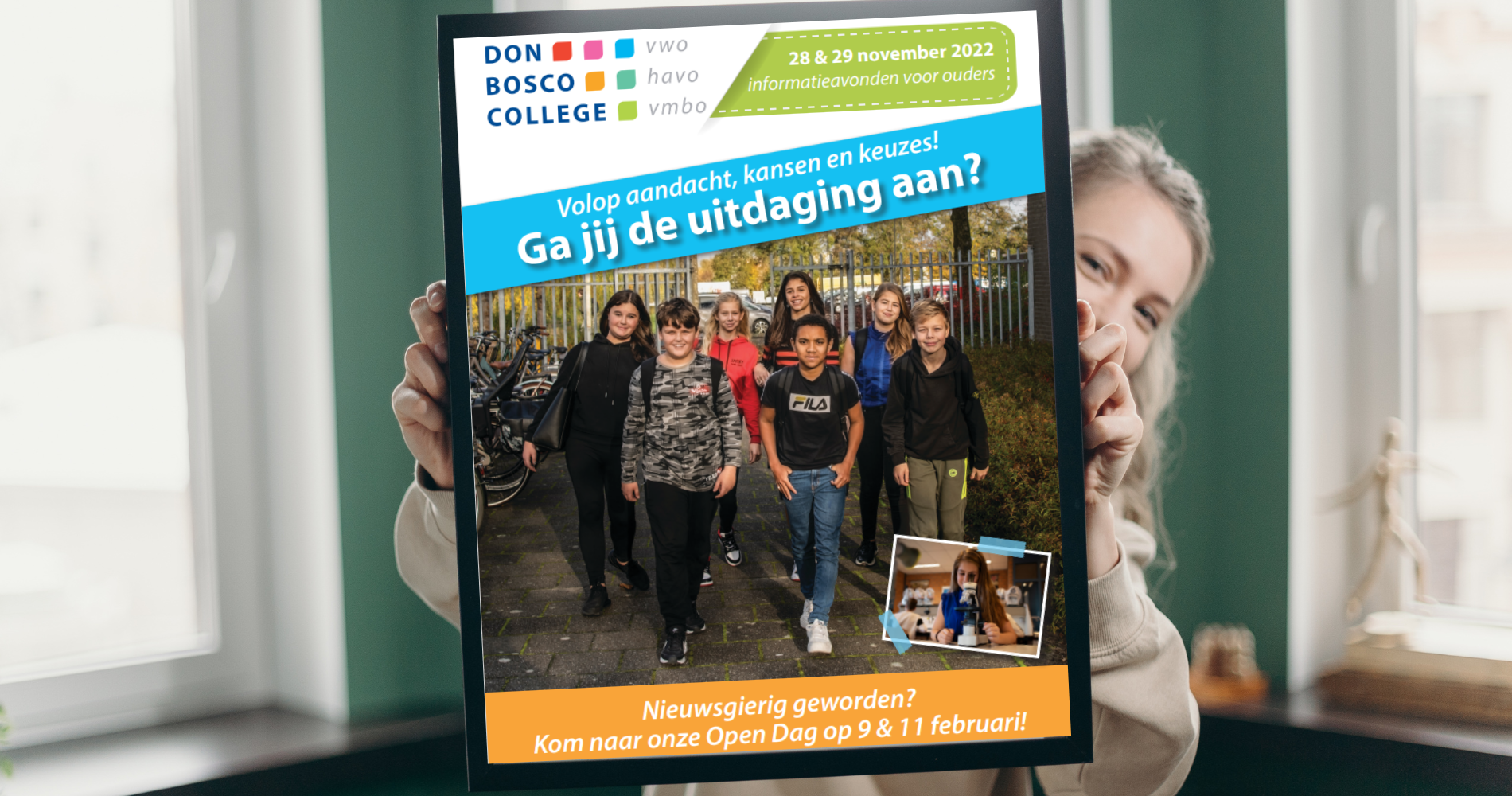 Een vrouw houdt een ingelijste foto van een groep mensen vast.