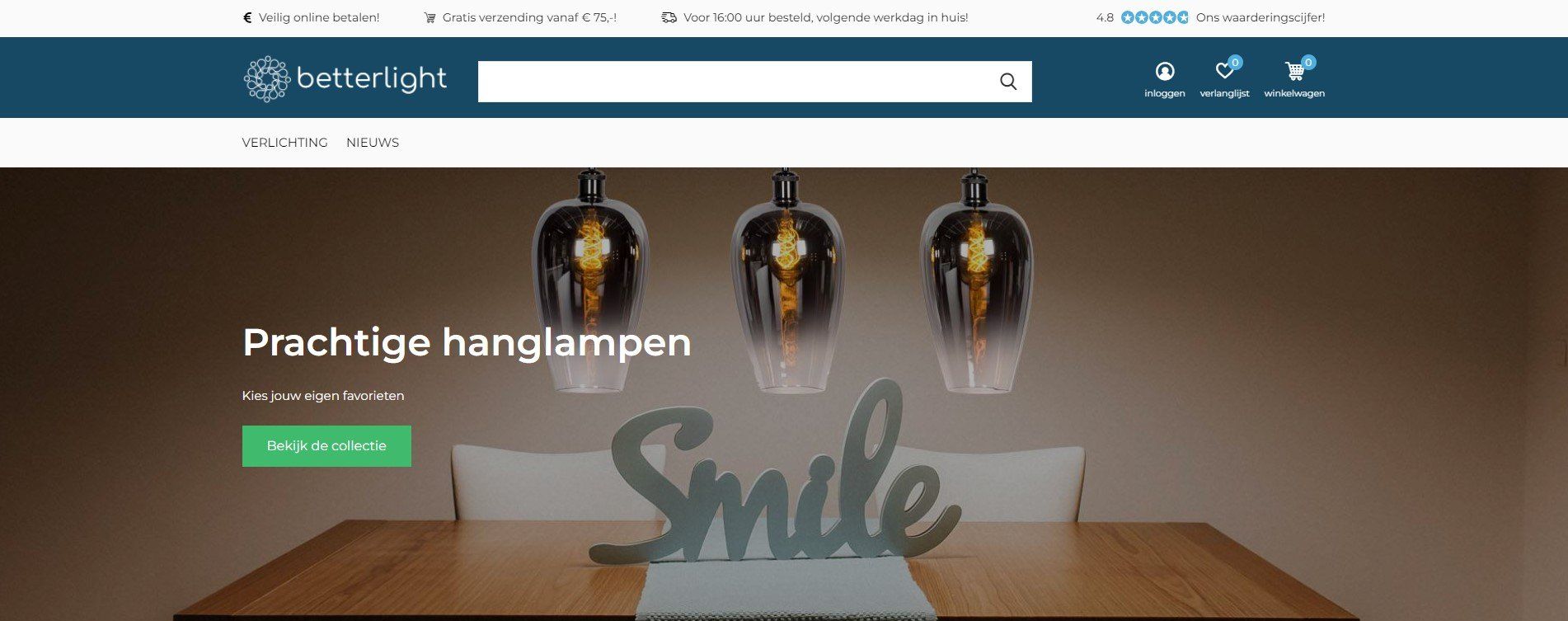 Een eettafel met een bordje met de tekst smile erop.