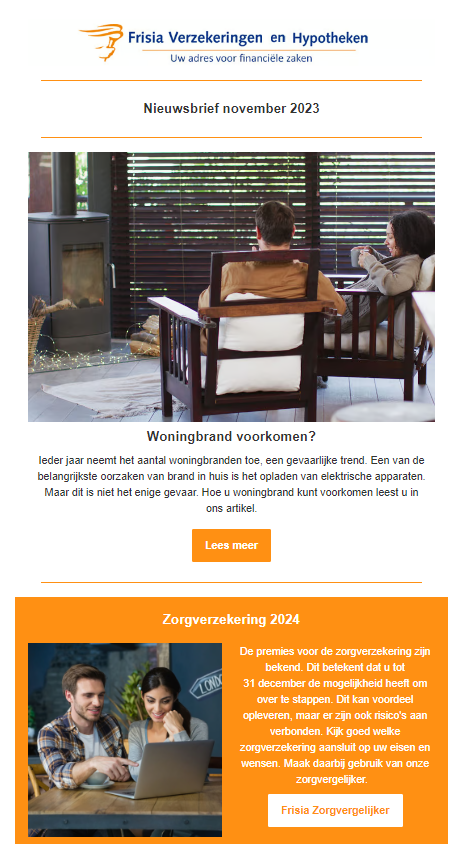 Een man en een vrouw zitten in stoelen en kijken naar een laptop.