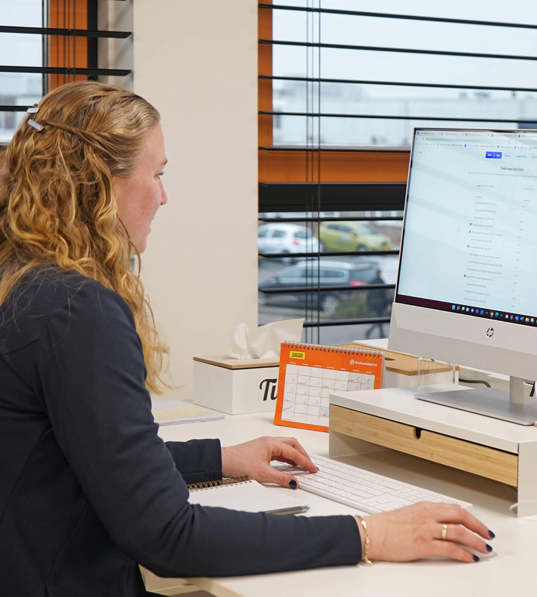 Ingrid zit aan een bureau achter een computer