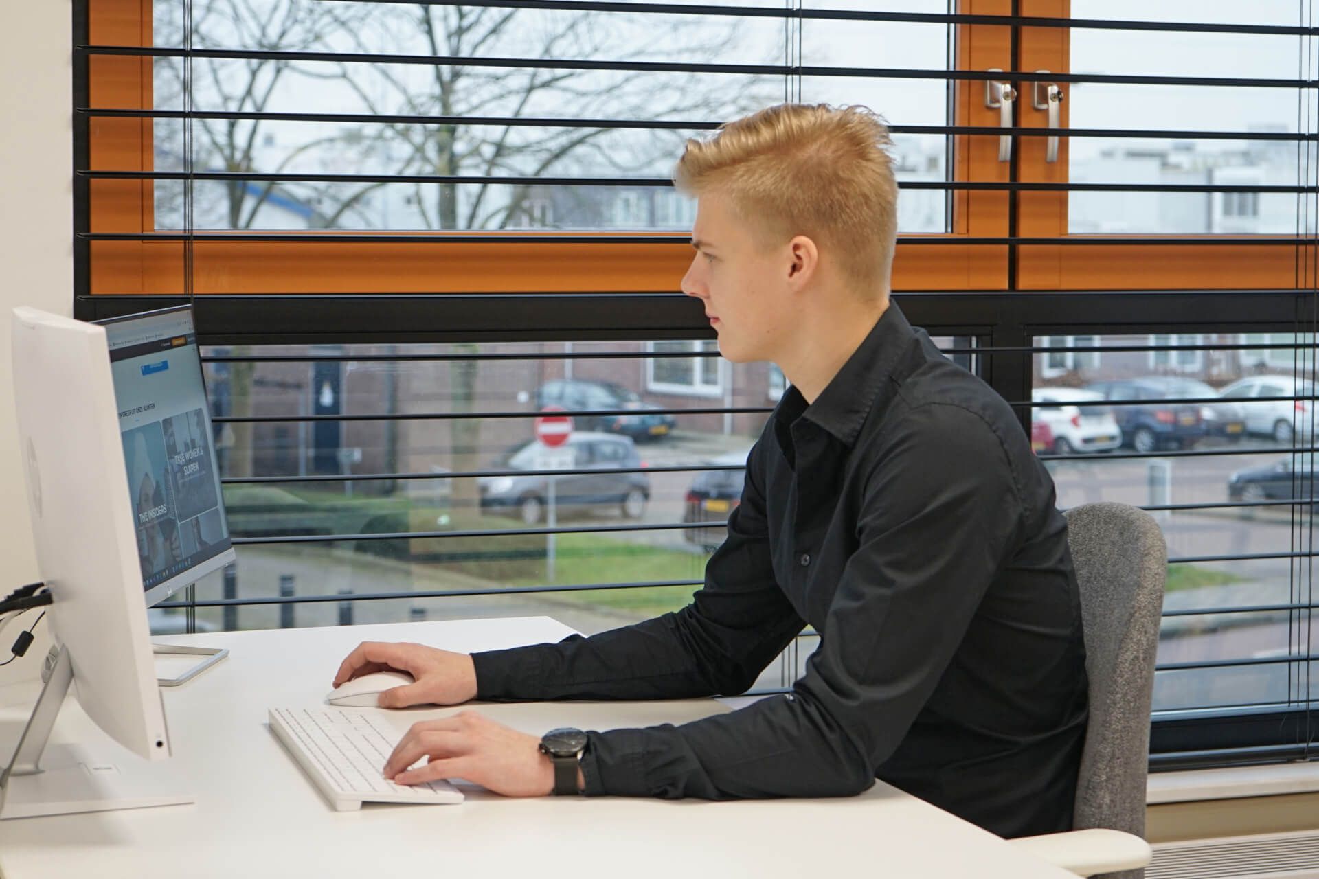 Lightspeed Expert, Kevin zit aan een bureau en is aan het werk.