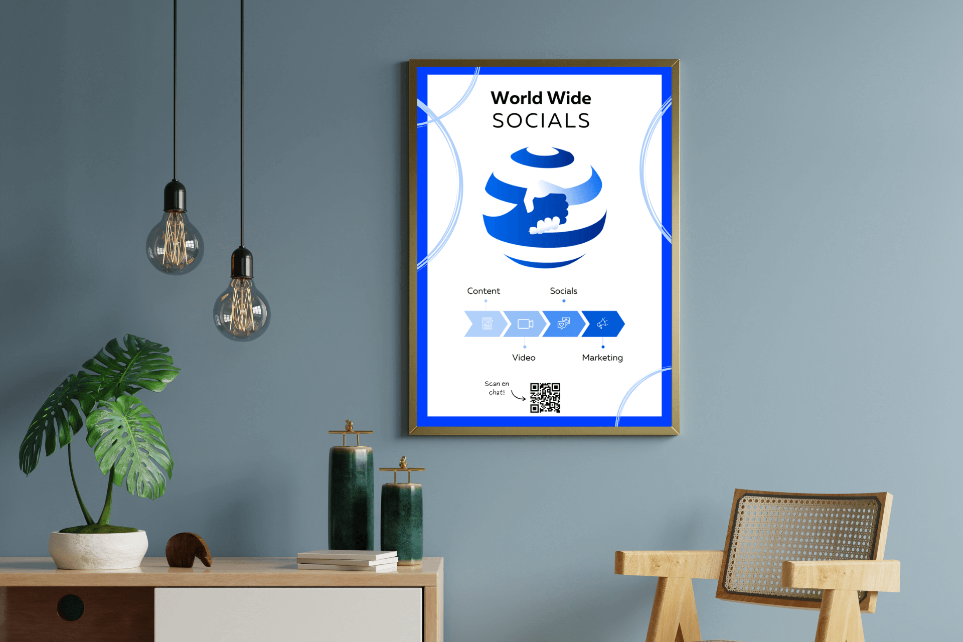 In een woonkamer hangt een poster aan de muur.