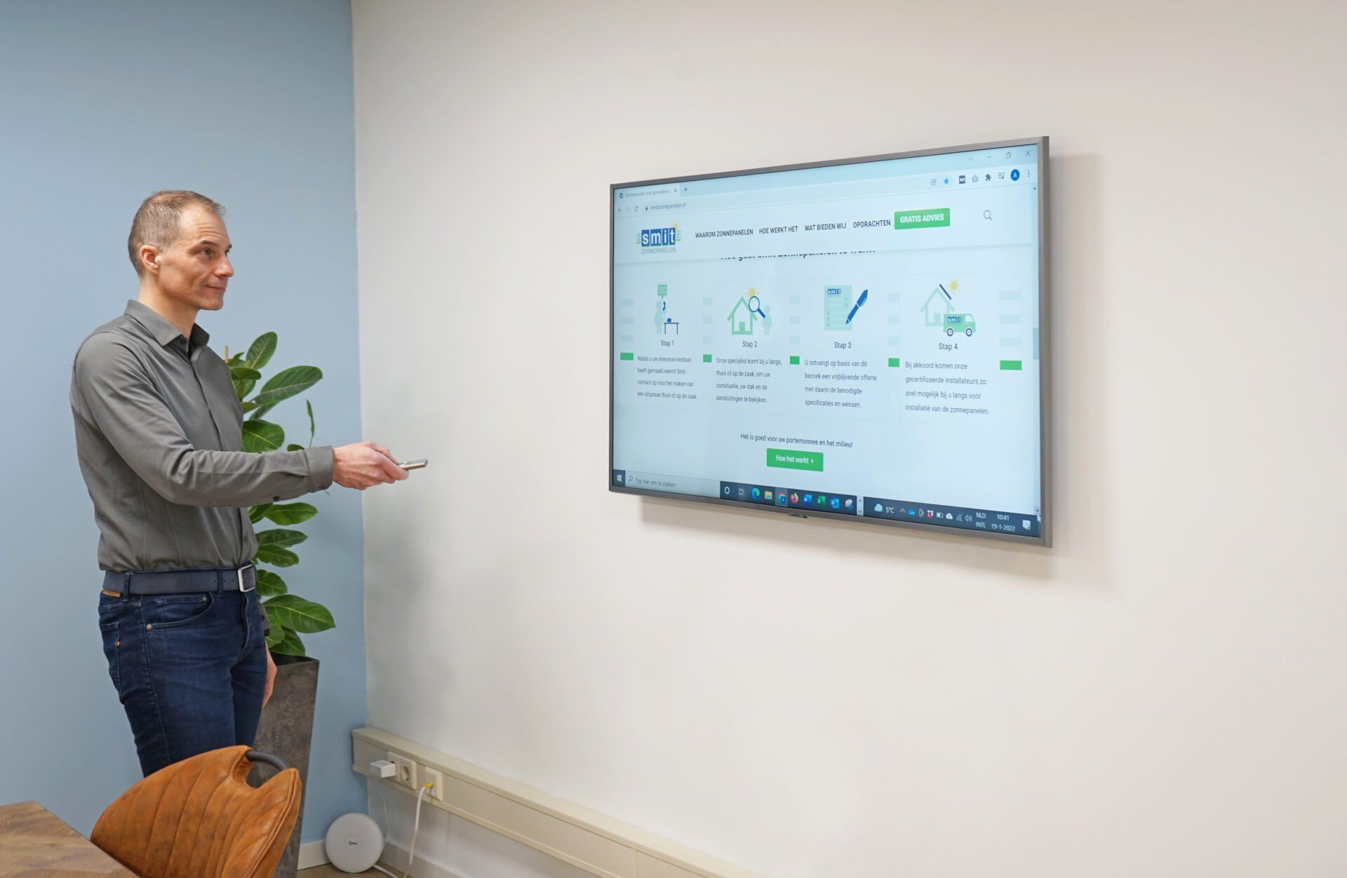 Lightspeed expert Erwin presenteert voor een grote flatscreen-tv.