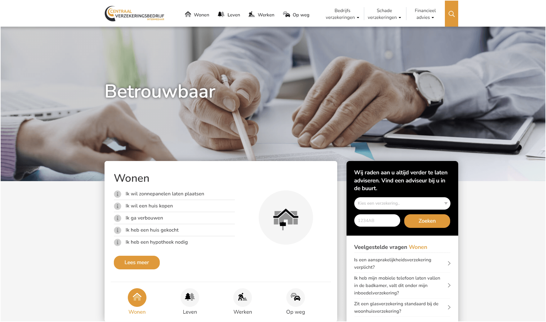Een screenshot van een website waarop een man te zien is die op een stuk papier schrijft.