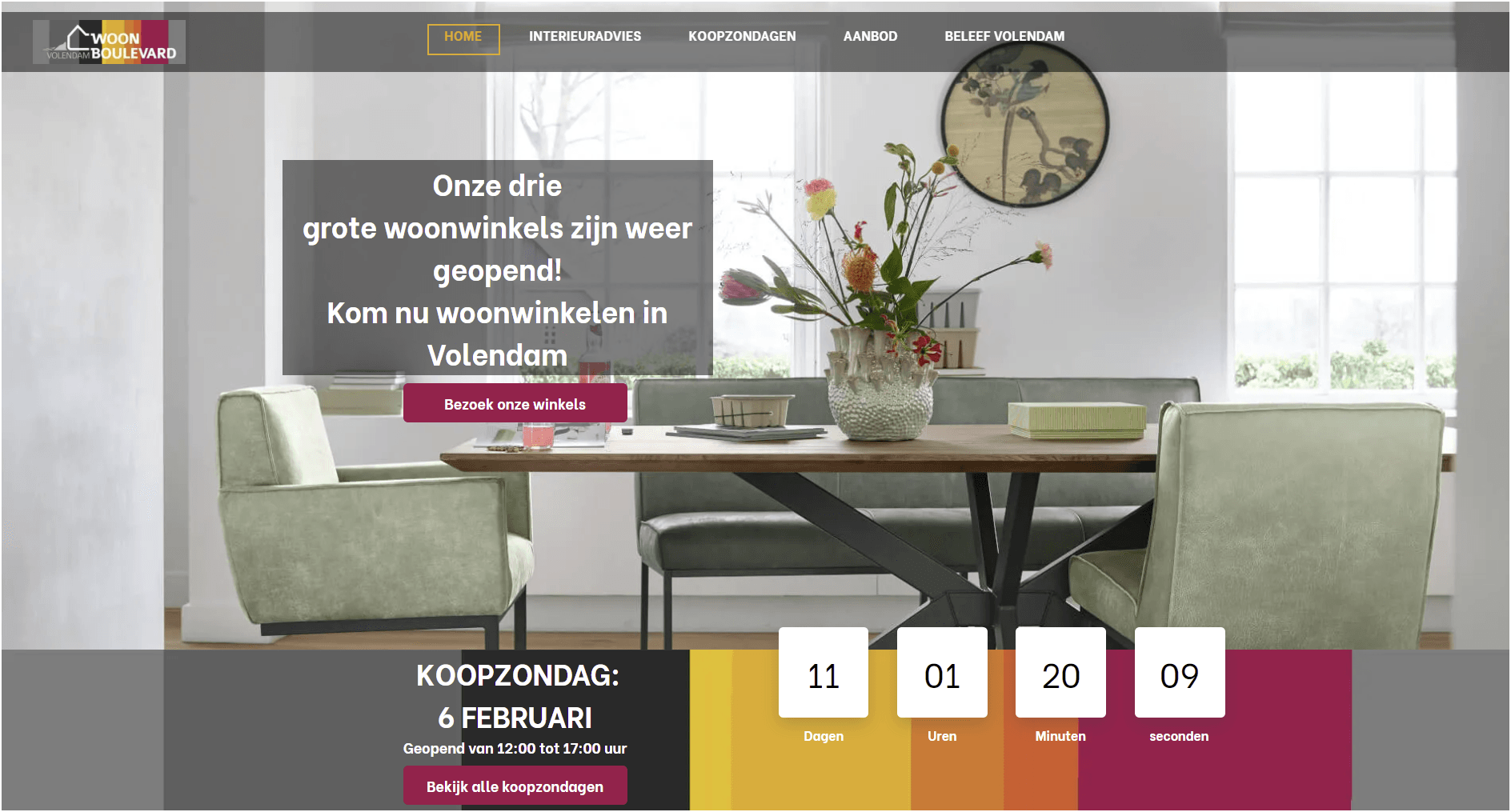 Een eetkamer met een tafel en stoelen en een klok aan de muur.