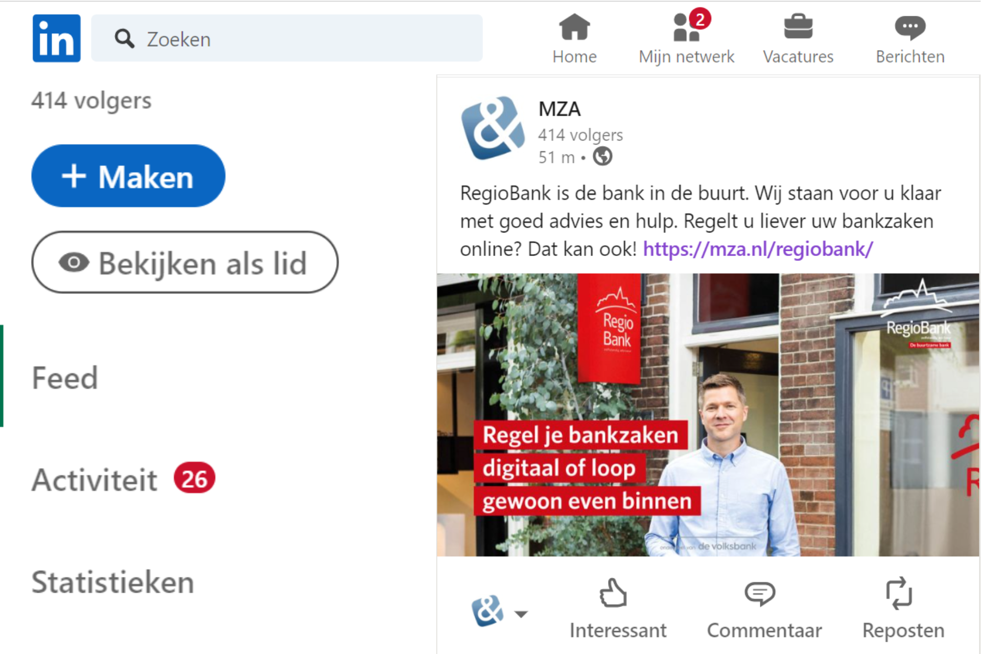 Een man staat voor een bakstenen gebouw met een kerstboom.