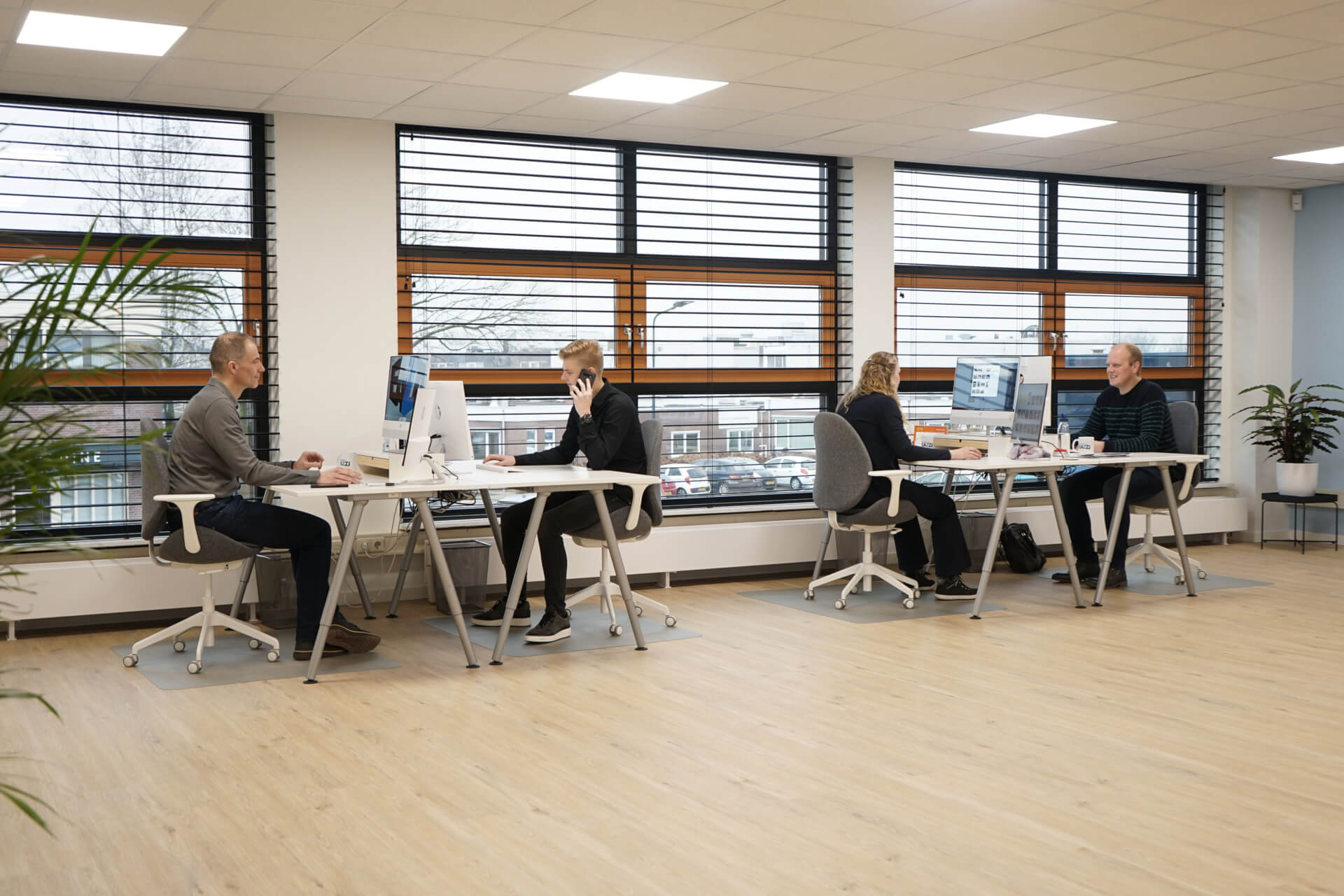 Het team van EAZZI is aan het werk op kantoor.