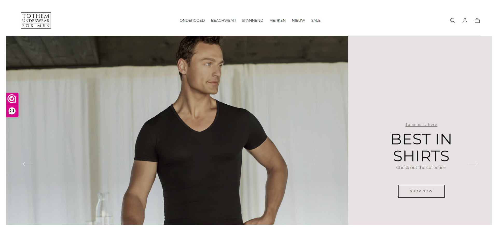 Een man staat voor een witte muur en draagt ​​een zwart t-shirt.