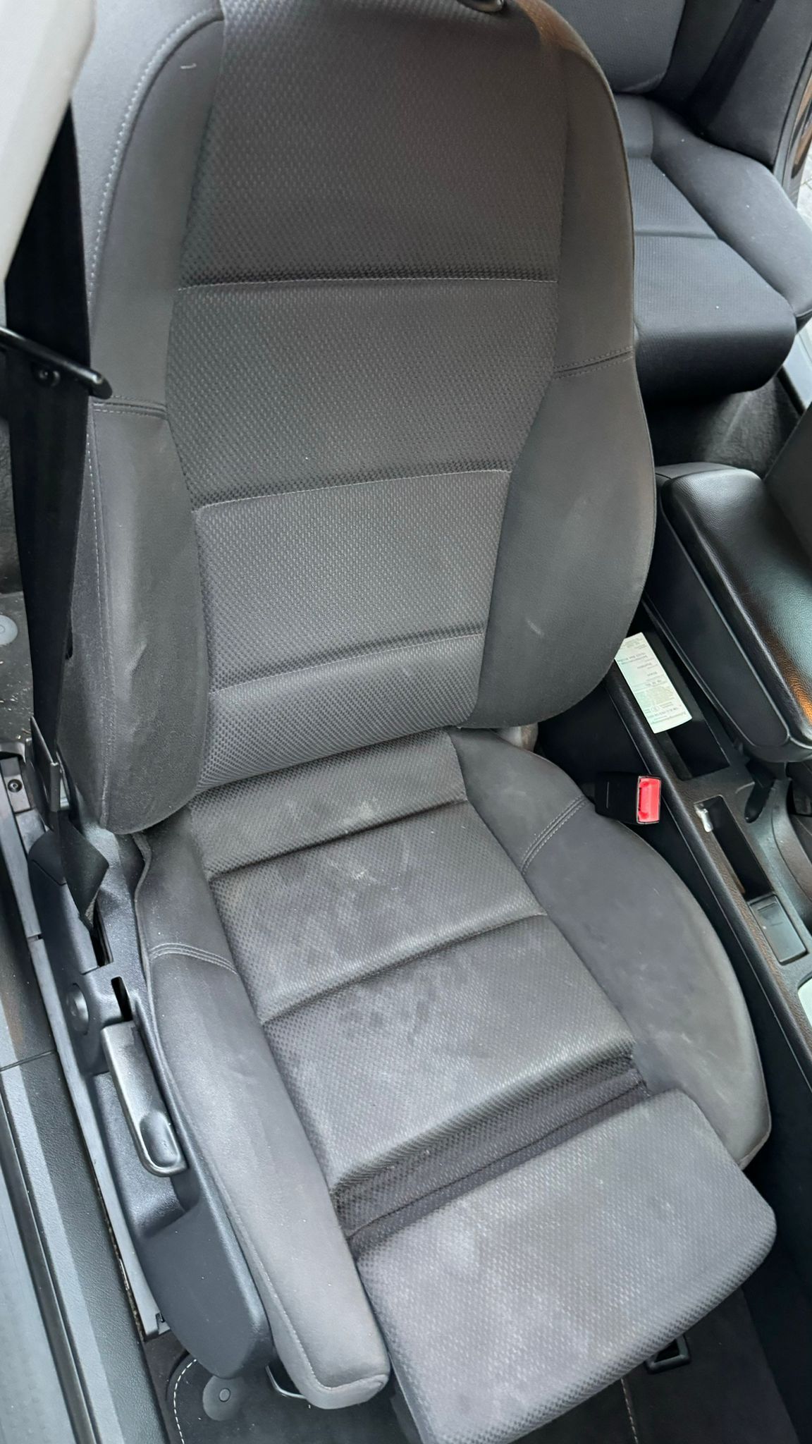 Eine Nahaufnahme eines Autositzes in einem Auto.