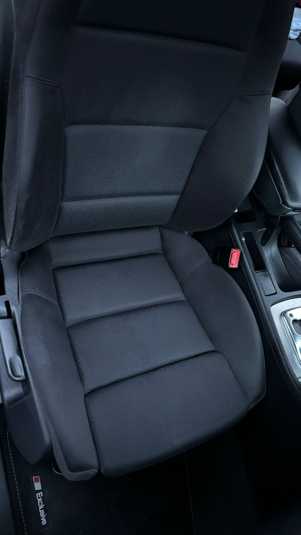 Eine Nahaufnahme eines Autositzes in einem Auto.