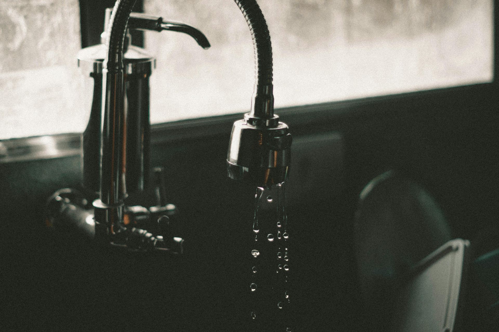 Kitchen faucet with running water