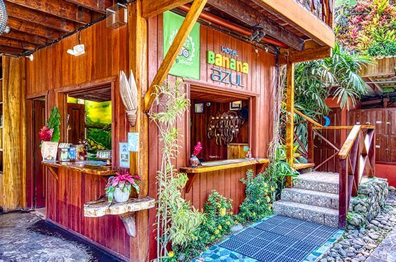 A wooden building with a sign that says banana azul
