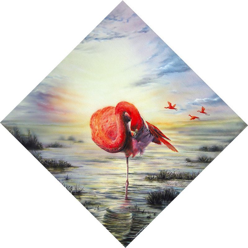 Flamingo's poetsen zich in het moeras bij zonsondergang. Oranje en roze kleuren tegen de blauwe lucht. Andere vogels vliegen.