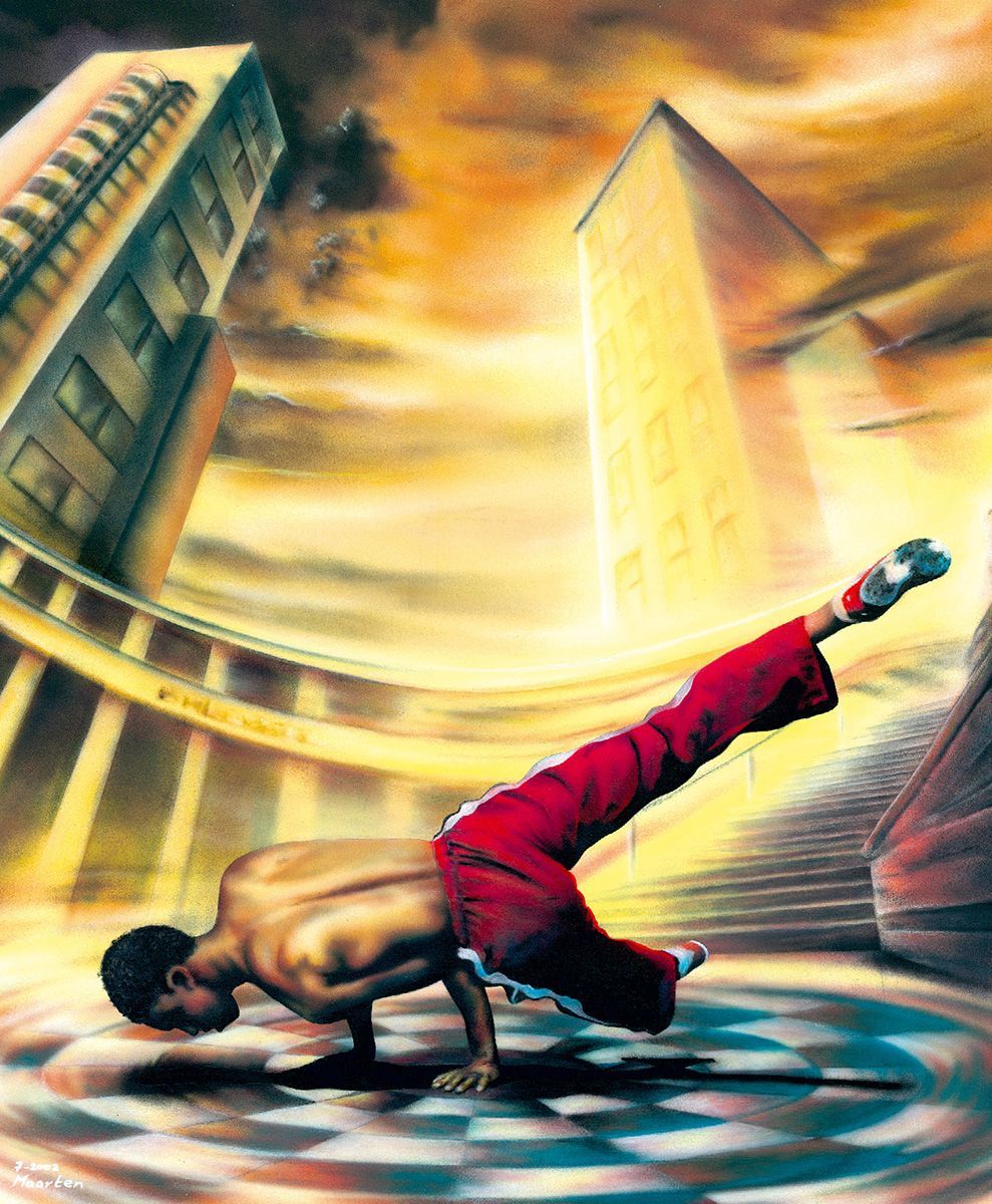 Breakdancer balanceert op zijn handen, één been omhoog, rode broek, stedelijke omgeving.