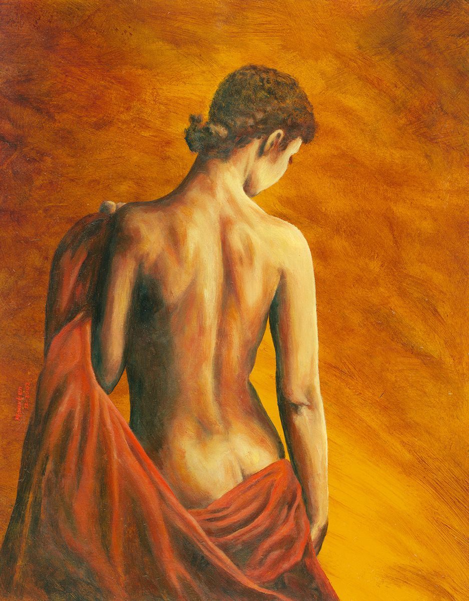 De rug van een vrouw, gedrapeerd in rode stof, tegen een oranje en gouden achtergrond; ze kijkt naar beneden.