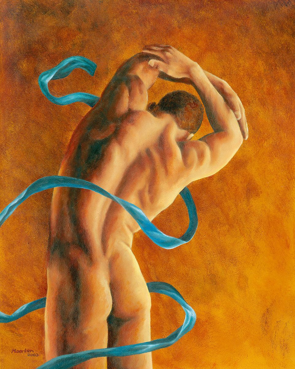 Naakte figuur, met de rug naar de toeschouwer, armen omhoog en een blauw lint eromheen, tegen een goud-oranje achtergrond.