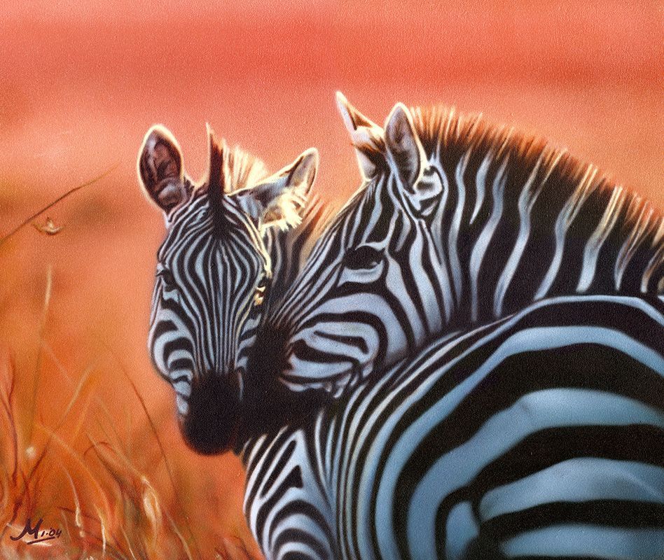 Schilderij van twee zebra's met zwart-witte strepen, dicht bij elkaar in een oranjekleurige savanne.