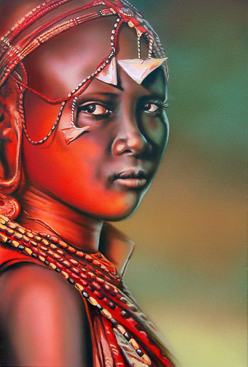 Portret van een vrouw out de Kikuyu-stam met een donkere huid, een sierlijke rood-witte hoofdtooi en een kralenketting.