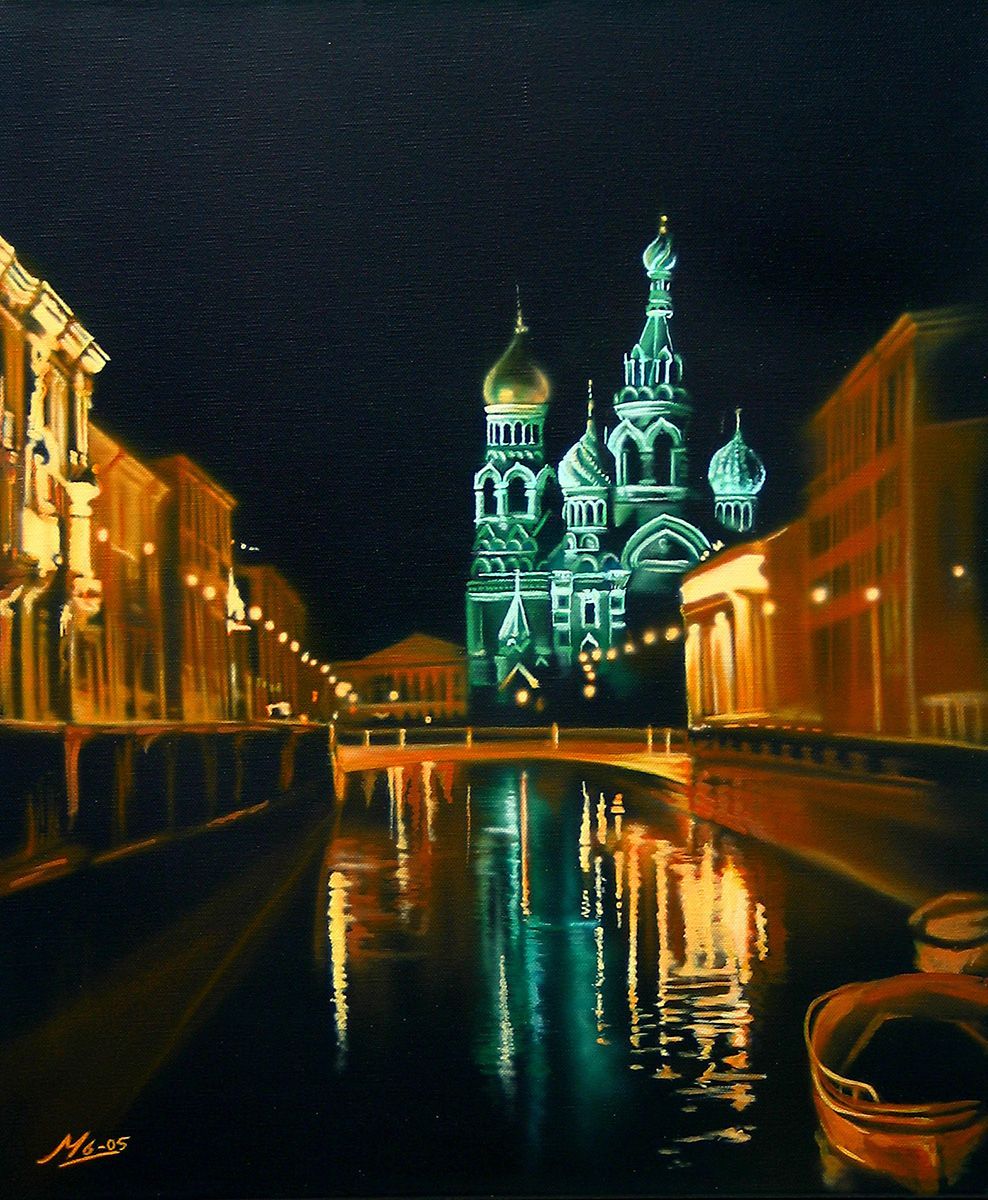 De Kerk van de Verlosser op het Bloed in Sint-Petersburg, Rusland, 's avonds verlicht en weerspiegeld in een kanaal.