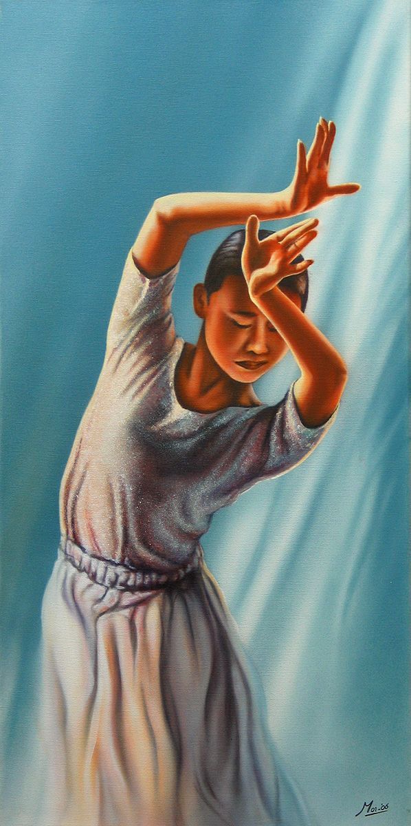 Een danseres in witte kleding, haar handen sierlijk geheven. Lichtblauwe achtergrond.