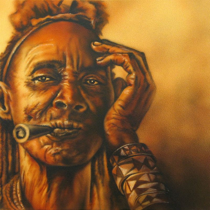 Portretschilderij van persoon die een sigaar rookt. Draagt een Afrikaanse armband en haarband. Bruine huid en dreadlocks.