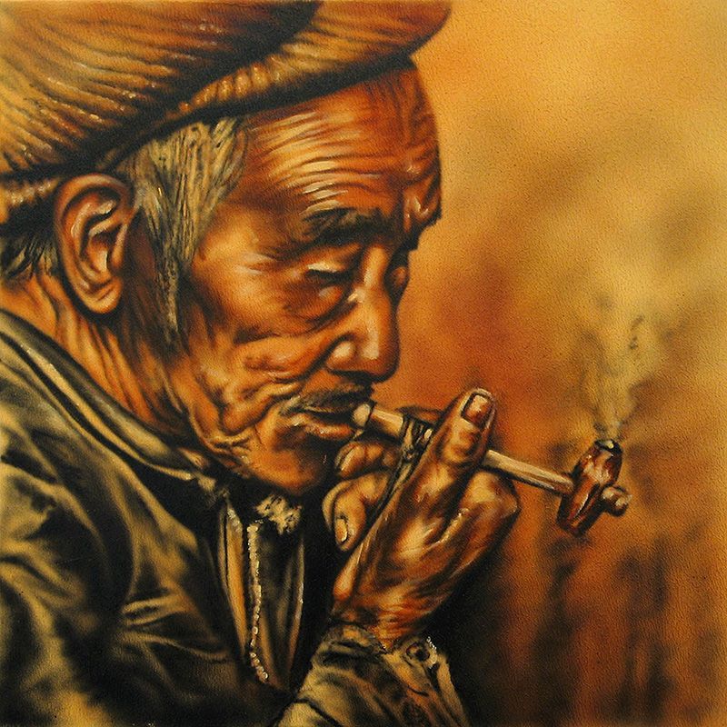 Portretschilderij van Oude man die een pijp rookt, bruine huid, hoed op, rook stijgt op.