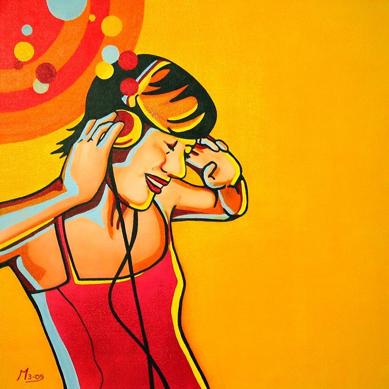 Vrouw met koptelefoon luistert naar muziek, ogen gesloten, tegen een gele achtergrond.