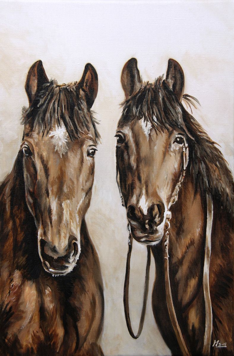 Schilderij van twee bruine paarden, één met een halster om. Lichte achtergrond.
