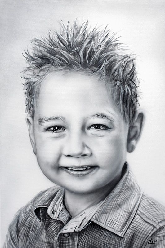 Portret van een lachend kind met piekhaar. Ze draagt een overhemd met knoopjes en een neutrale achtergrond.