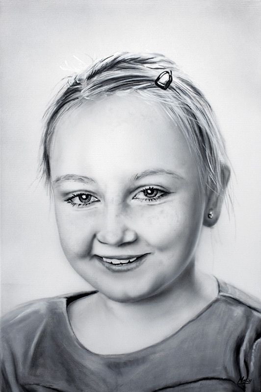 Schilderij van Lachend meisje met blond haar, gekleed in een donker topje, kleine oorbellen en een haarspeld.