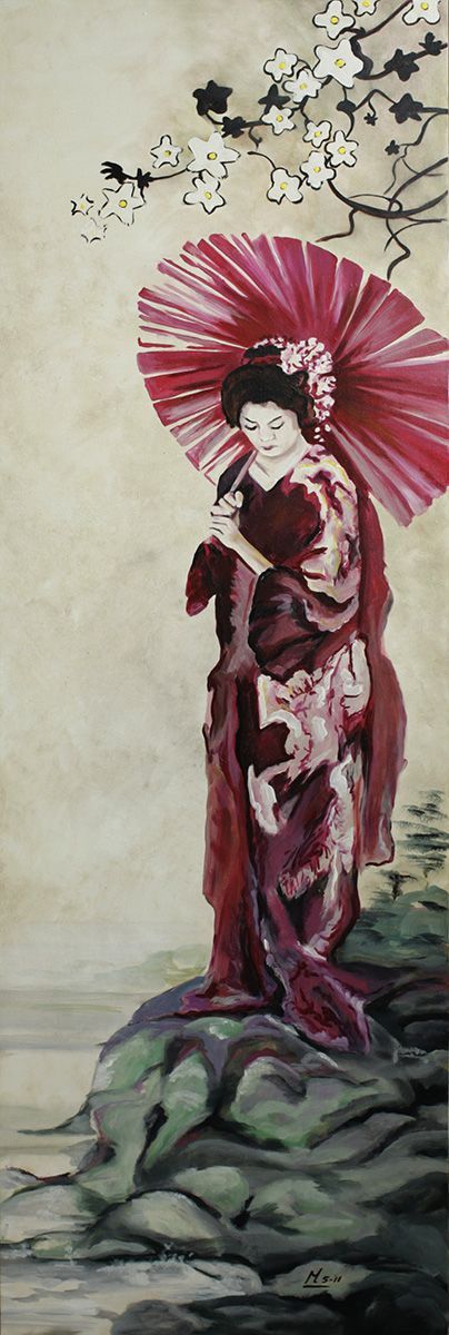 Vrouw in een rode kimono met een parasol, staand bij water met een bloemenachtergrond.